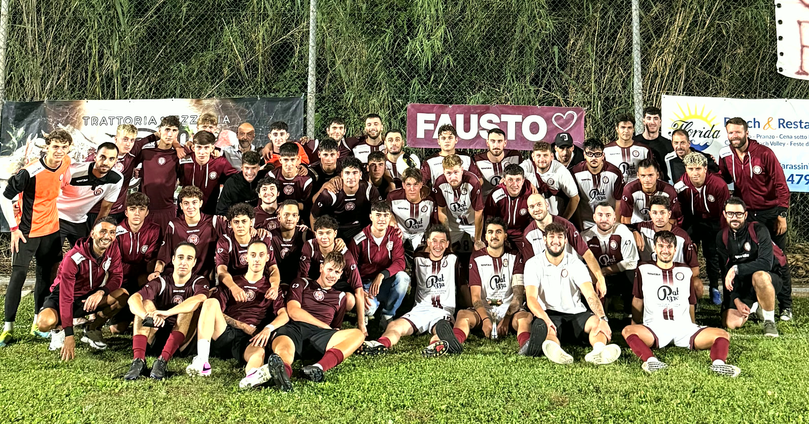 La squadra del Borghetto 1968 festeggia in campo con la coppa